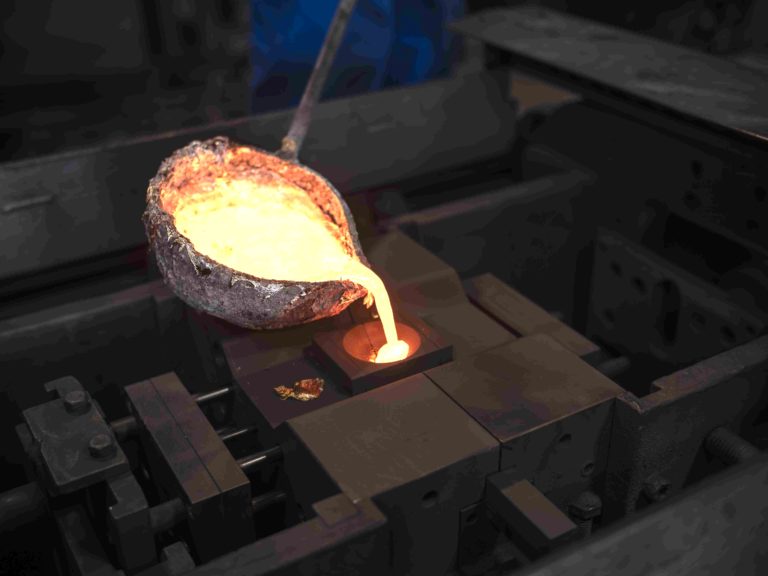Une louche coule du Cupro à 1250 degrés dans une coquille en acier